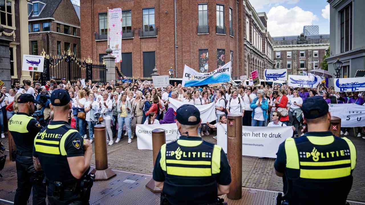 Des centaines de médecins généralistes manifestent au Binnenhof contre la charge de travail élevée