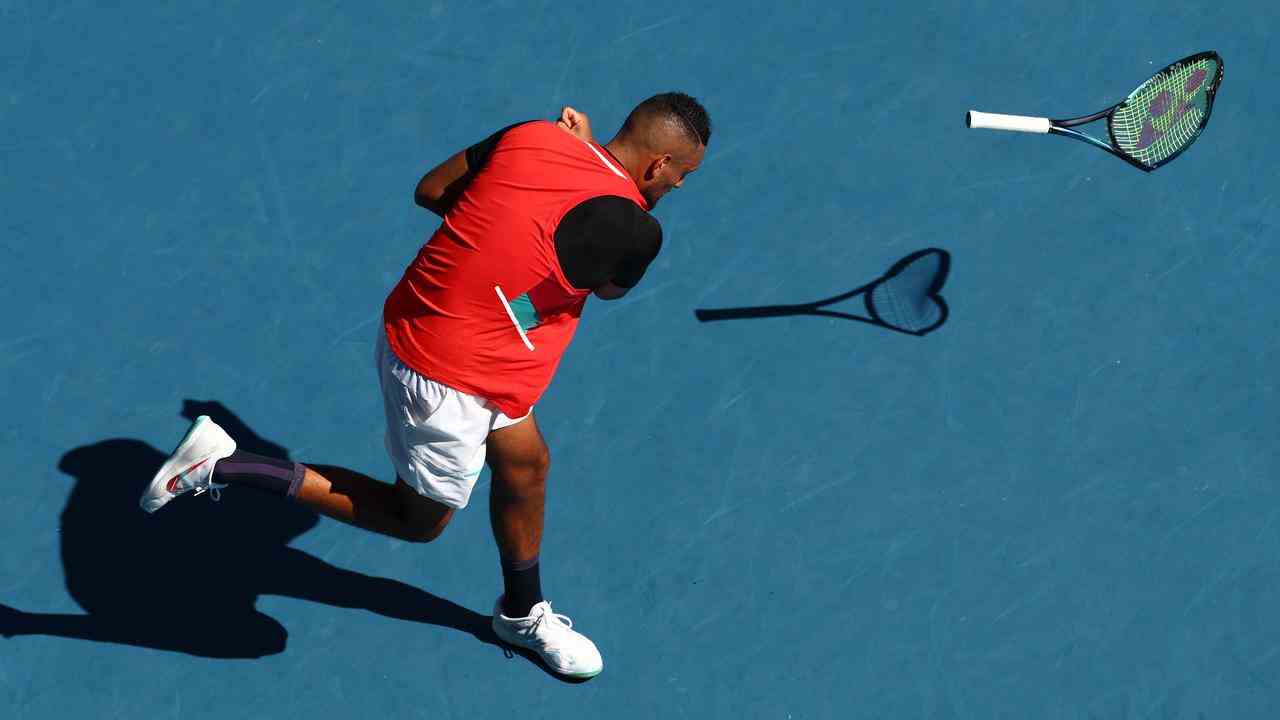 Ce n'est pas rare avec Nick Kyrgios : sa raquette vole dans les airs, comme ici à l'Open d'Australie cette année.