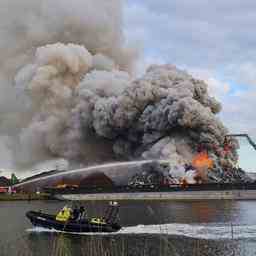 Grand incendie avec beaucoup de degagement de fumee a Amsterdam