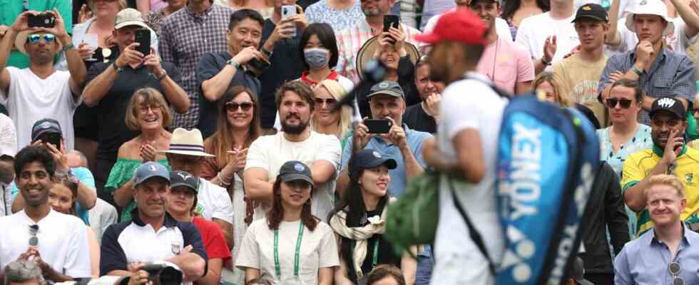 Kyrgios nadhere pas au code vestimentaire de Wimbledon Je