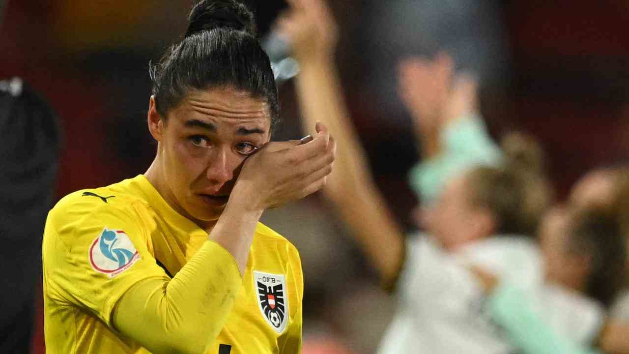 La gardienne autrichienne en larmes, tandis que derrière elle les joueuses allemandes font la fête.
