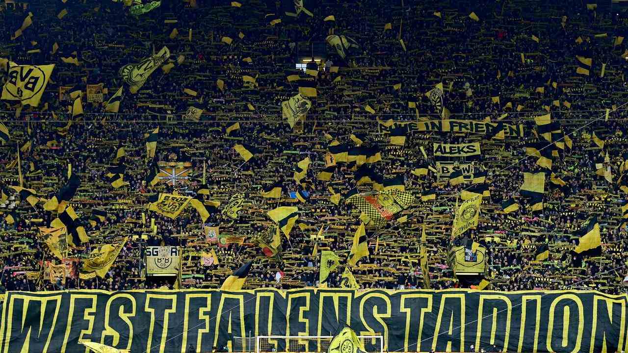 Le Borussia Dortmund fait partie de l'expérience de l'UEFA.  Le soi-disant Gelbe Wand est le plus grand stand debout au monde avec une capacité de plus de 20 000 personnes.