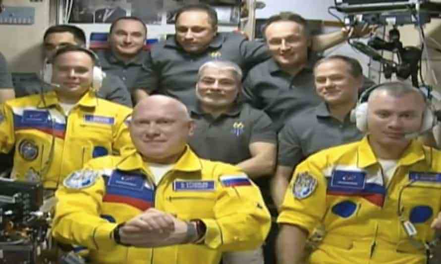 Korsakov, Artemyev et Matveyev ont été les premiers nouveaux visages dans l'espace depuis le début de la guerre russe en Ukraine, sortant de la capsule Soyouz en février dans des combinaisons de vol jaunes à rayures bleues, qui étaient alors largement interprétées comme les couleurs du drapeau ukrainien.