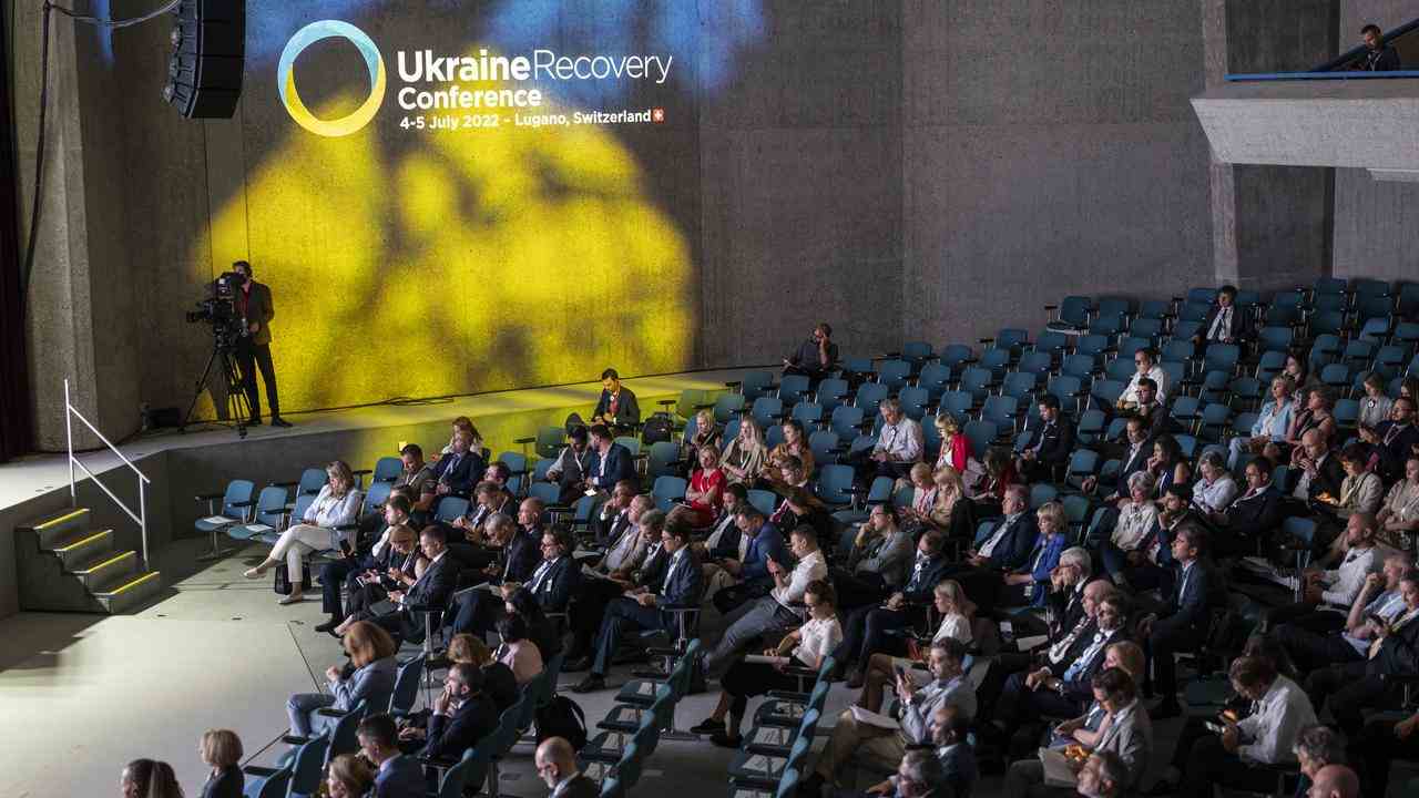 Plus de 40 pays et organisations se sont engagés à aider l'Ukraine à se reconstruire lors d'une conférence.