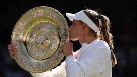 La championne de Wimbledon Rybakina saluee pour son geste desinteresse