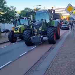 La police et la marechaussee interviennent lundi lorsque des tracteurs