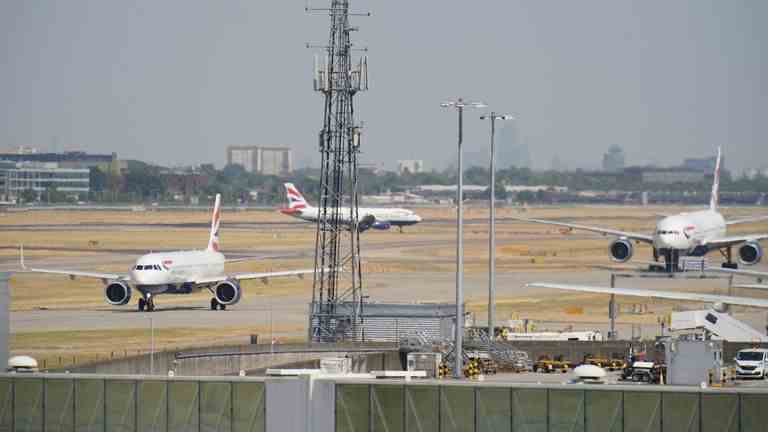 Les avions de British Airways roulent à travers la brume de chaleur à l'aéroport d'Heathrow, à Londres, où la journée la plus chaude jamais enregistrée au Royaume-Uni a été enregistrée avec une température de 40,2 ° C, selon les chiffres préliminaires du Met Office.  Date de la photo : mardi 19 juillet 2022.

