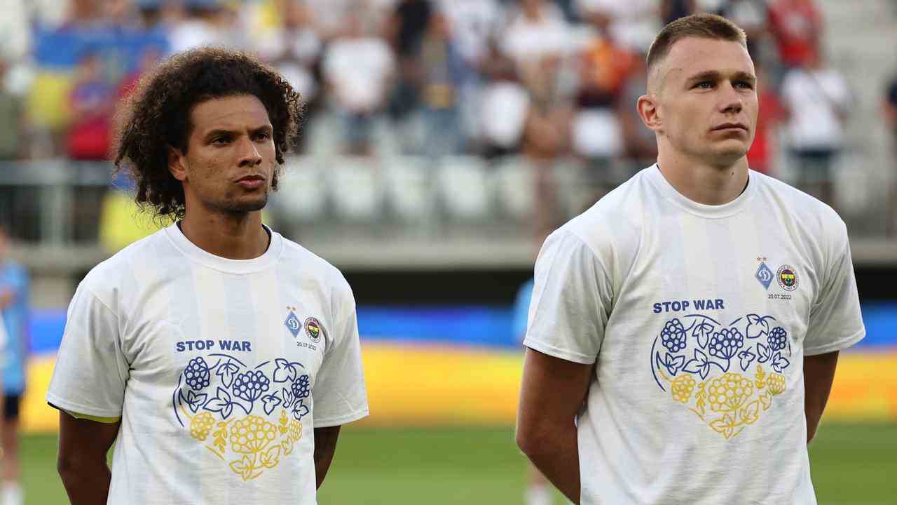 Les joueurs du Dynamo Kyiv et de Fenerbahçe portaient des maillots de protestation portant l'inscription 