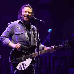 Le chanteur de Pearl Jam Eddie Vedder remercie un medecin