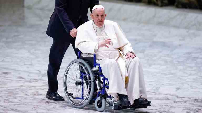 Le pape François arrive en fauteuil roulant pour rencontrer les participants à l'Assemblée plénière de l'Union internationale des supérieures générales (IUC) le 5 mai 2022 au Vatican.  REUTERS/Guglielmo Mangiapane
