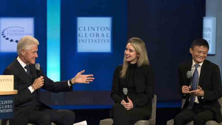 L'ancien président américain Bill Clinton s'entretient avec Jack Ma, président exécutif du groupe Alibaba, et Elizabeth Holmes, PDG de Theranos, lors de la réunion annuelle de la Clinton Global Initiative à New York
