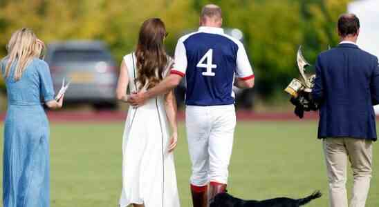 Le prince William et Kate Middleton sembrassent lors dune rare