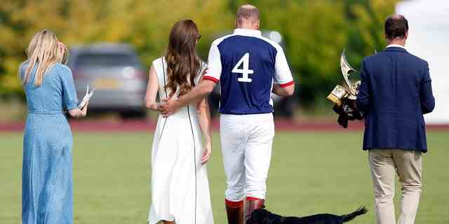 Le prince William et Kate Middleton sembrassent lors dune rare