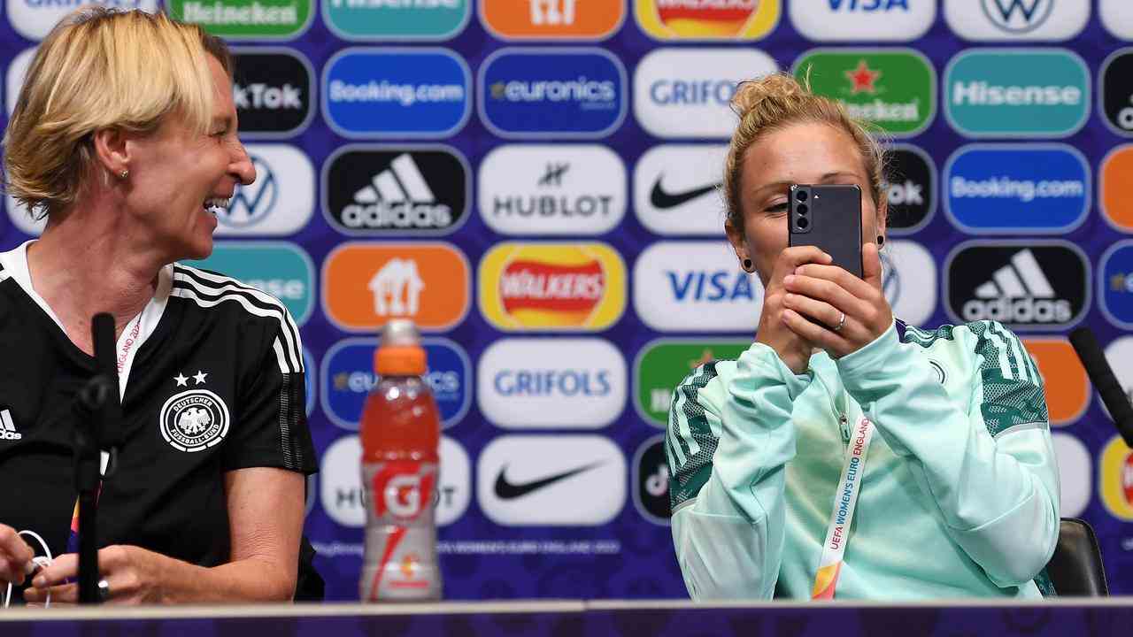 La joueuse Svenja Huth a été impressionnée par le nombre de journalistes présents à la conférence de presse et a pris une photo.