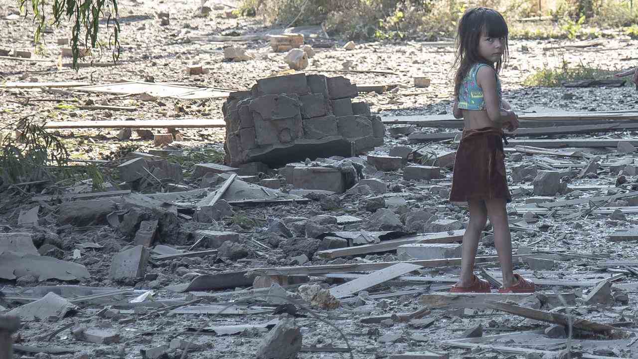Une fille à Bakhmut, Donetsk, marche parmi les décombres après des tirs de roquettes dans un quartier résidentiel.