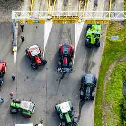 Les agriculteurs bloquent a nouveau le centre de distribution Jumbo