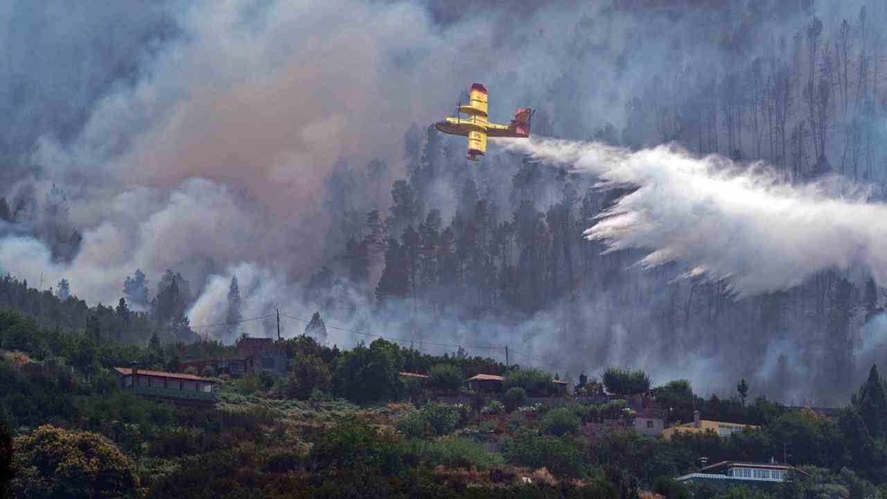 Un avion de lutte contre les incendies au-dessus du feu de forêt à Tenerife, Espagne