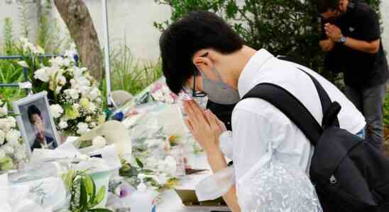 Les personnes en deuil rendent hommage a lancien dirigeant japonais