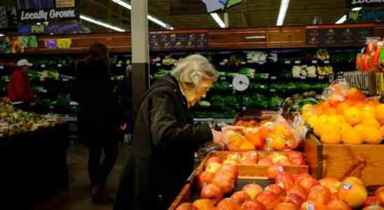 Les supermarches et les restaurants embauchent la securite limitent les