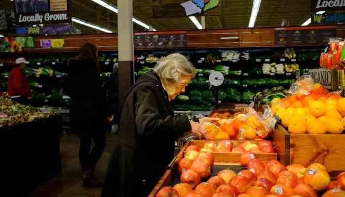 Les supermarches et les restaurants embauchent la securite limitent les