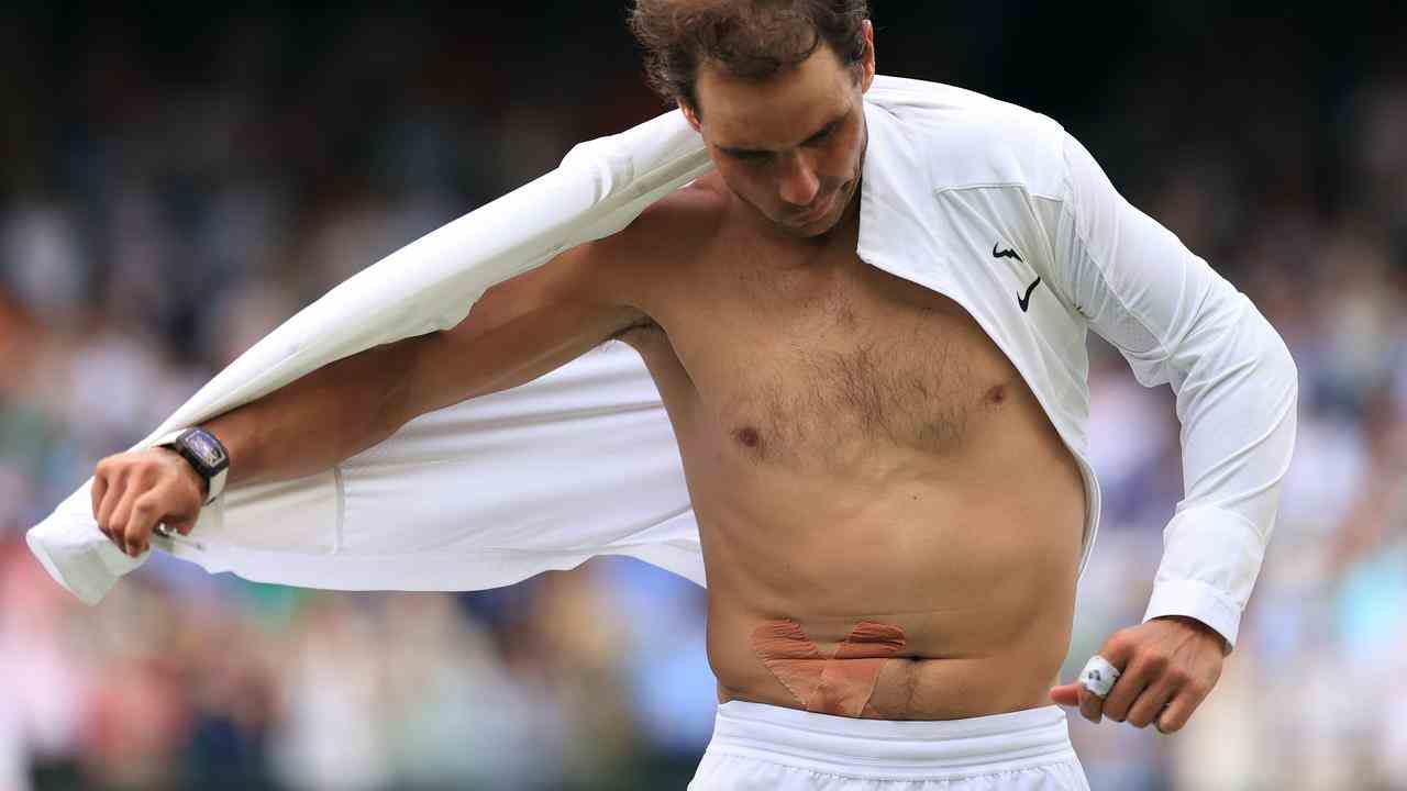 Rafael Nadal a joué avec des pansements spéciaux pour ménager ses abdos.