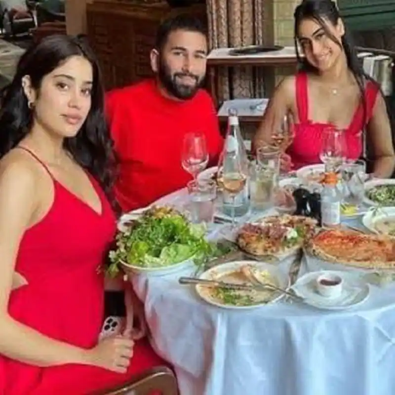 Nysa Devgn vole le tonnerre de Janhvi Kapoor alors qu'ils dînent avec des amis