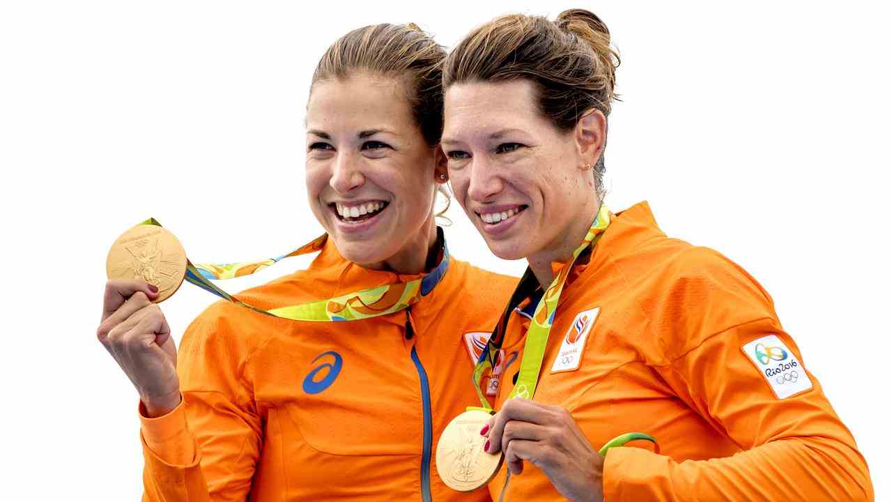 Ilse Paulis (L) et Maaike Head (R) avec leur médaille d'or à Rio de Janeiro.