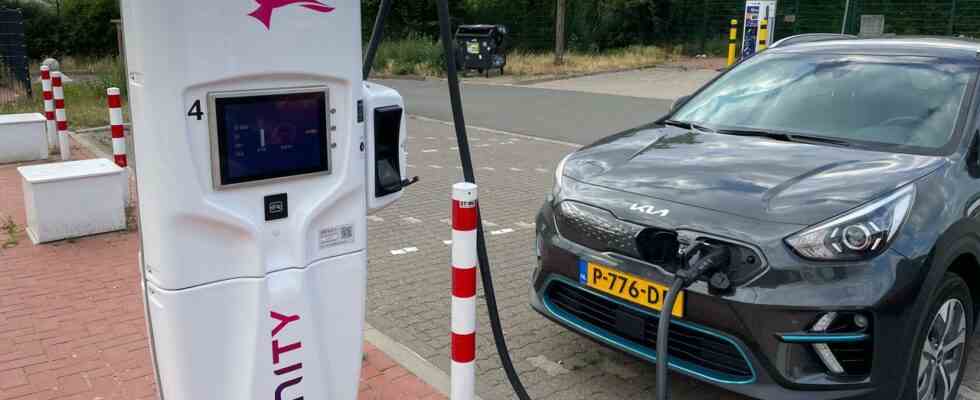 Sur la route avec une voiture electrique a letranger