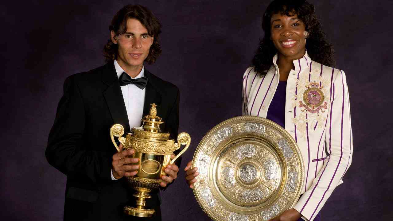 Rafael Nadal et Venus Williams posent avec leurs trophées de Wimbledon en 2008.