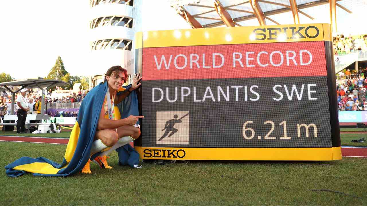Armand Duplantis pose avec le nouveau record du monde.