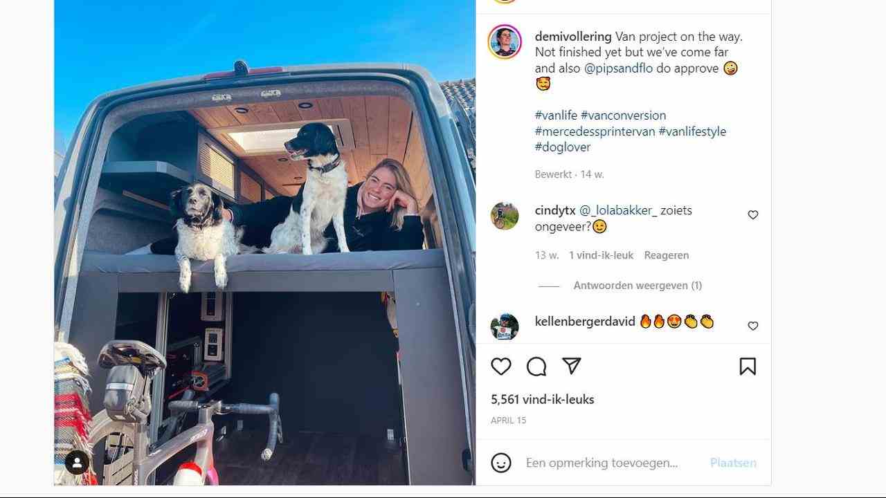 Demi Vollering dans son camping-car avec garage à vélos.