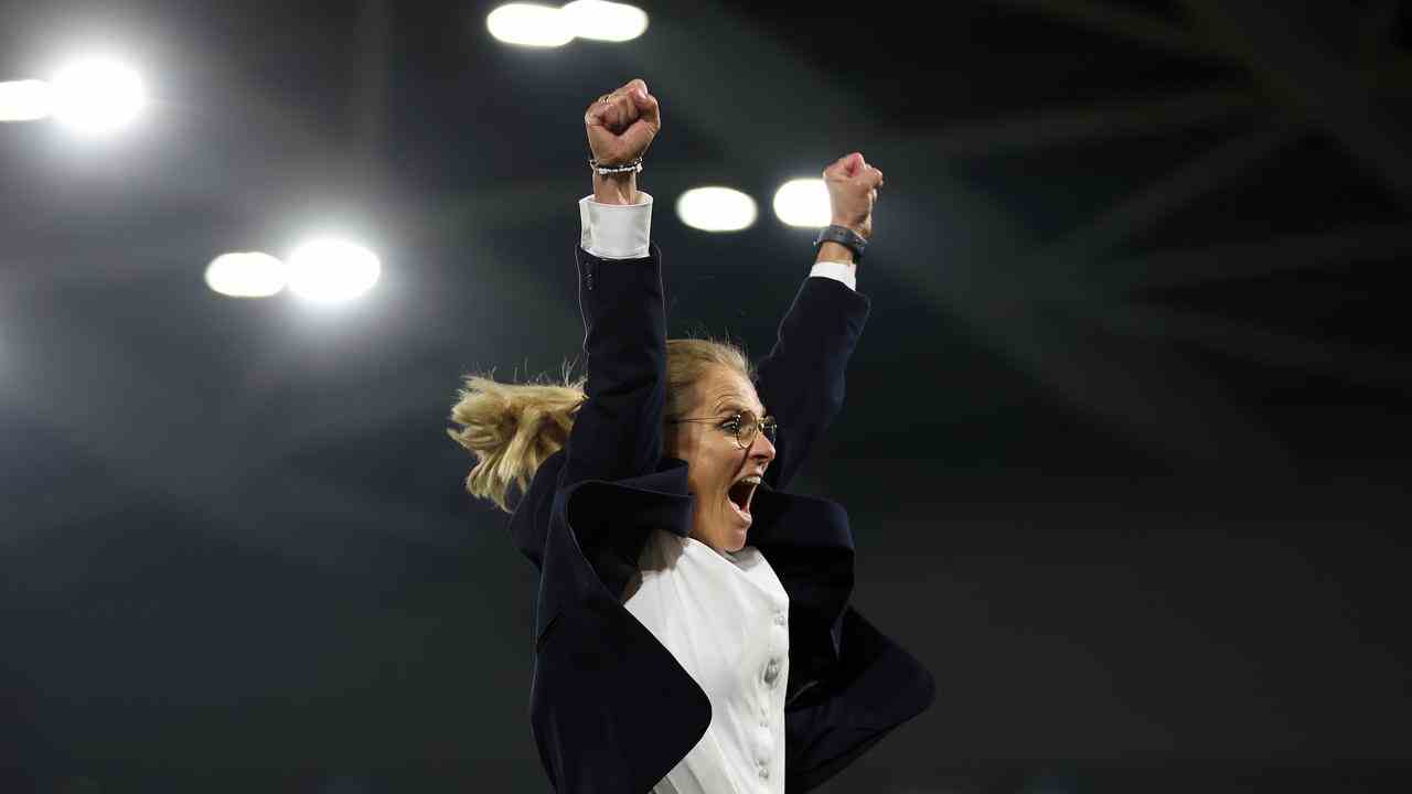 Sarina Wiegman en extase après avoir atteint les demi-finales avec l'Angleterre.