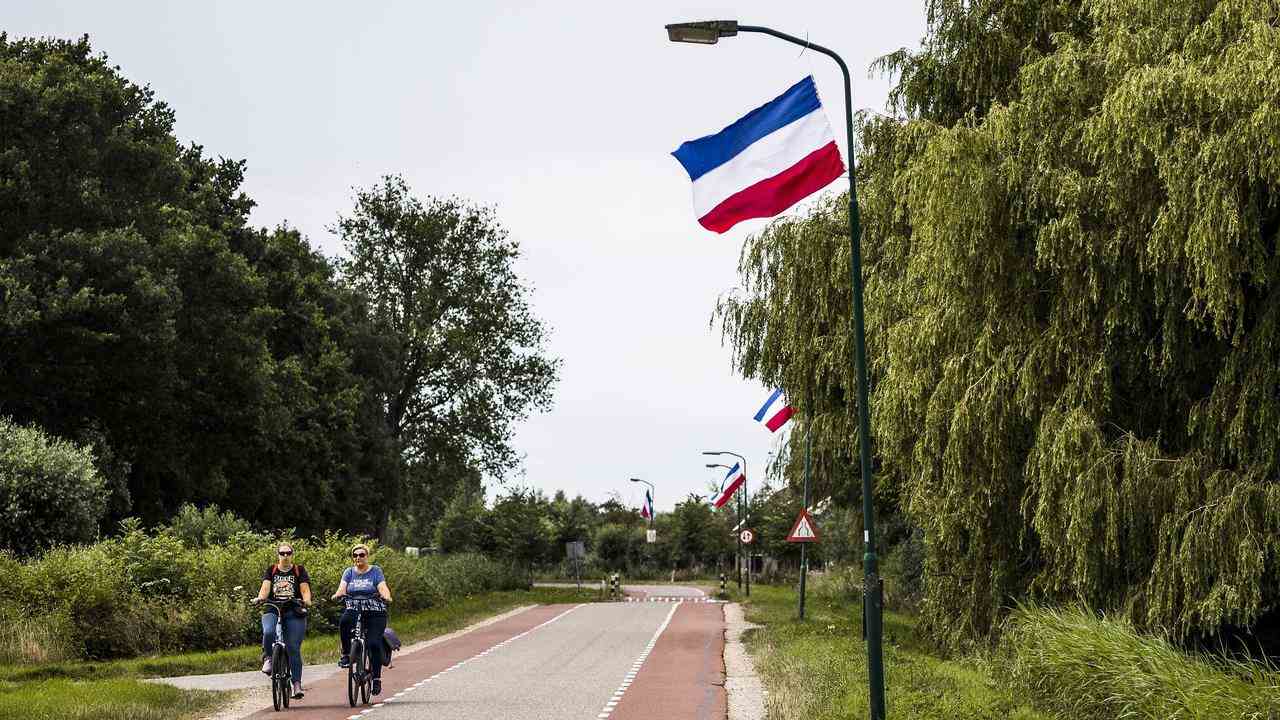 Des provinces telles que la Hollande méridionale et le Flevoland fixent des délais pour retirer les drapeaux inversés