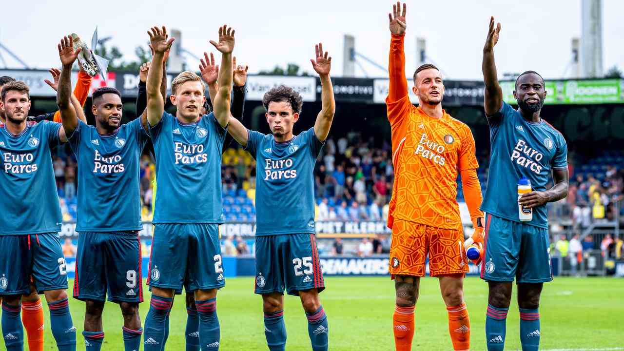Les joueurs de Feyenoord remercient le public qui a voyagé avec eux.