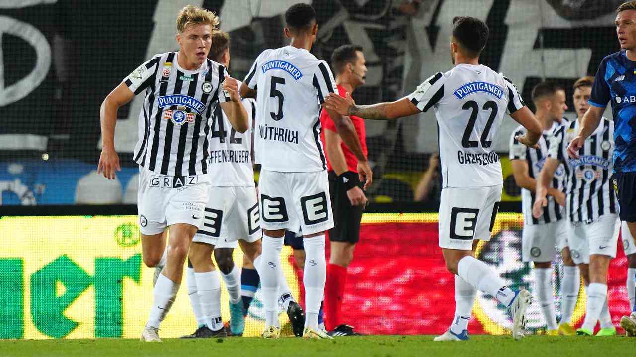 Sturm Graz célèbre un but de Rasmus Höjlund.