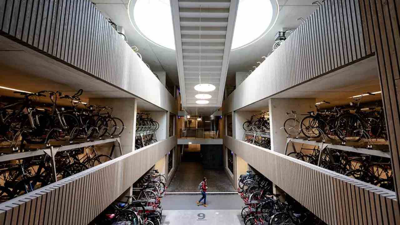 Le garage à vélos peut accueillir 12,5 000 vélos.