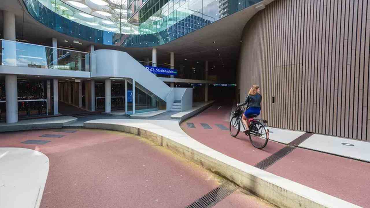 Le plus grand parking à vélos au monde sous la gare centrale d'Utrecht.