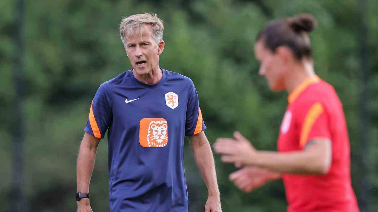 L'entraîneur national Andries Jonker était sur le terrain d'entraînement des femmes d'Orange pour la première fois lundi.