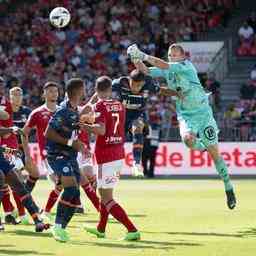 Bizot marque sept buts lors de la defaite record du