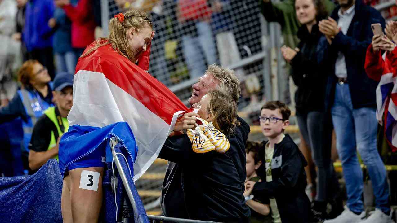 Femke Bol fête le titre de championne d'Europe avec ses parents.