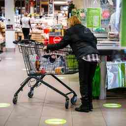 Chasse aux bonnes affaires et courses dans les supermarches