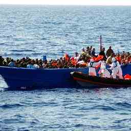 Des dizaines de refugies portes disparus apres le naufrage dun