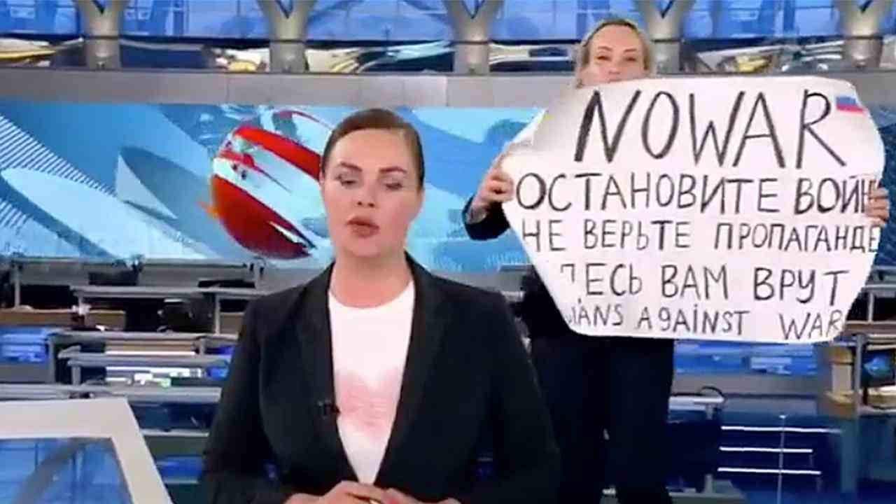 Marina Ovsyannikova lors de sa désormais célèbre manifestation en mars.