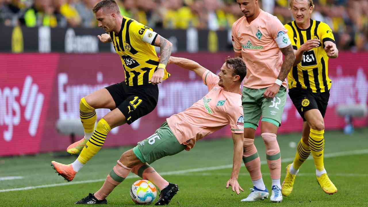 Le capitaine de Dortmund Marco Reus en duel avec le joueur de Hoffenheim Christian Gross.