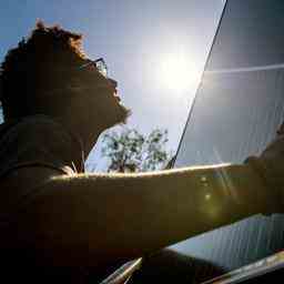 Eneco paiera les clients avec des panneaux solaires qui renvoient