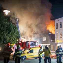 Environnement evacue en raison dun grand incendie dans un snack bar