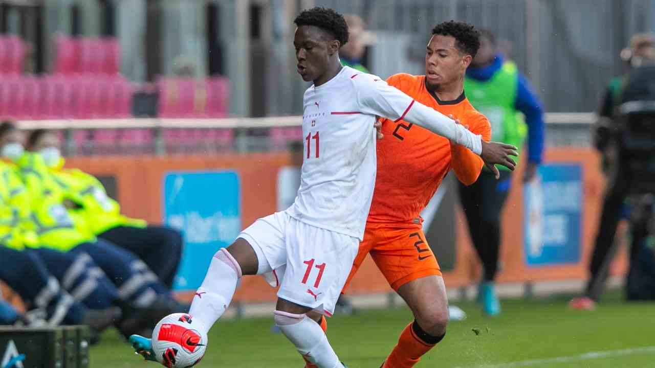 Felix Mambimbi en action pour le compte de la Suisse des moins de 21 ans contre Orange des moins de 21 ans.