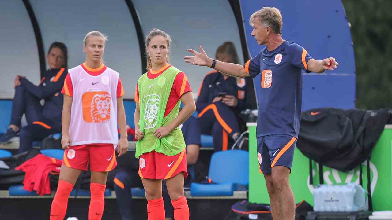 Andries Jonker a été très actif lors de son premier entraînement avec les Orange Women.