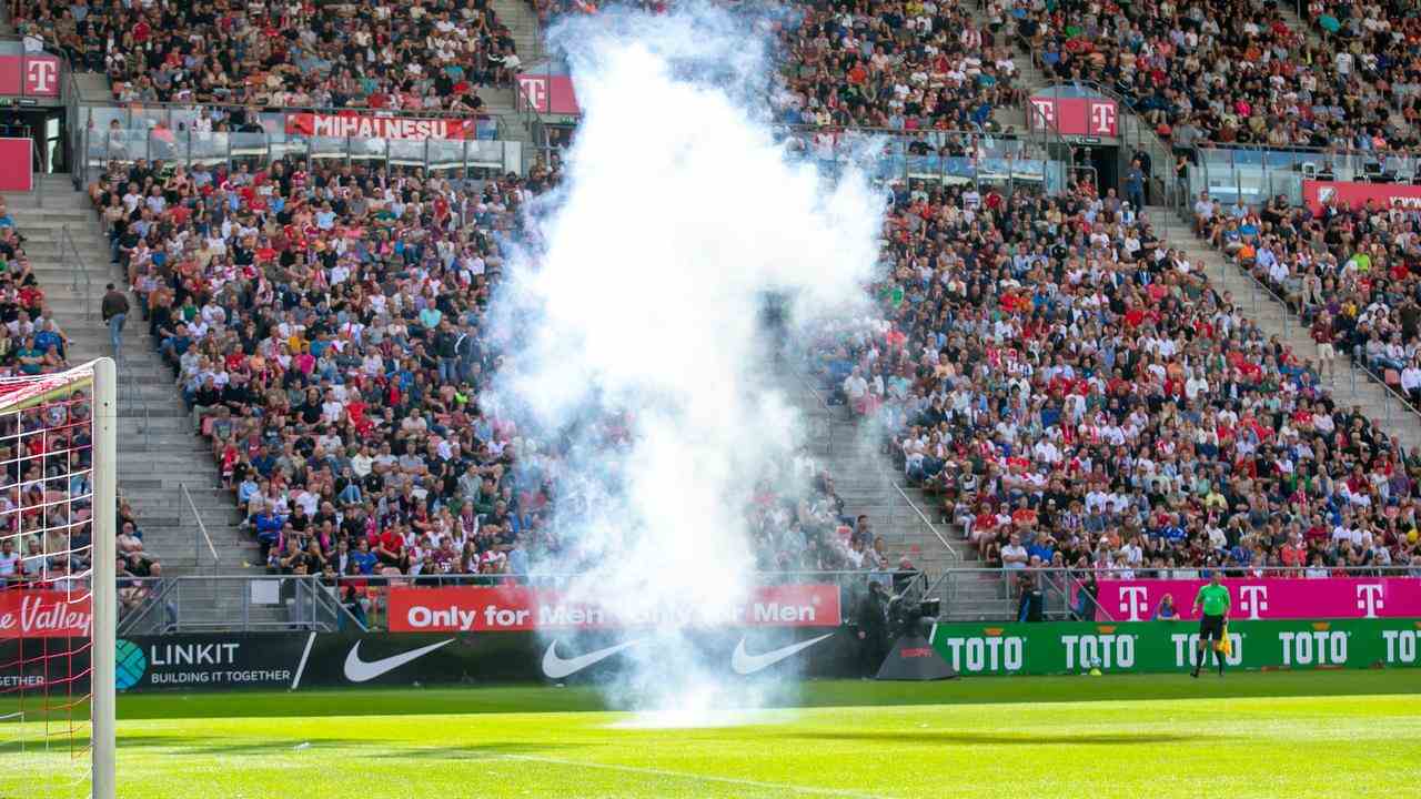 La bombe pyrotechnique qui a explosé lors du match Eredivisie FC Utrecht-Ajax (0-2).