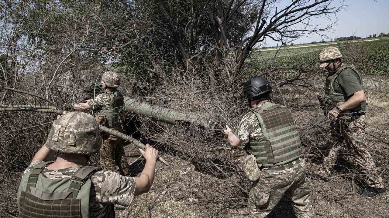 Des soldats ukrainiens inspectent et cachent de l'artillerie lourde dans les environs de Kherson.